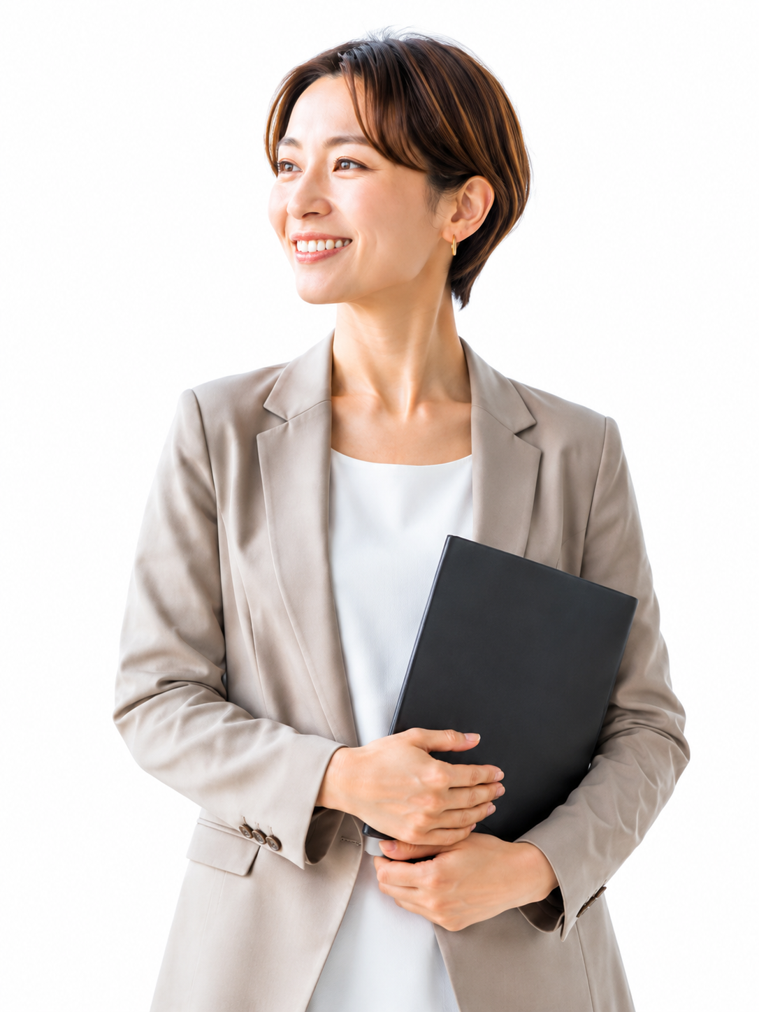 書類を手に微笑む社労士事務所のスタッフ